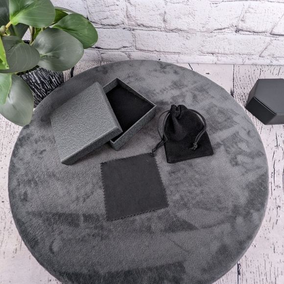 Carved red cinnabar stretchy bracelet - Picture 7 of 8